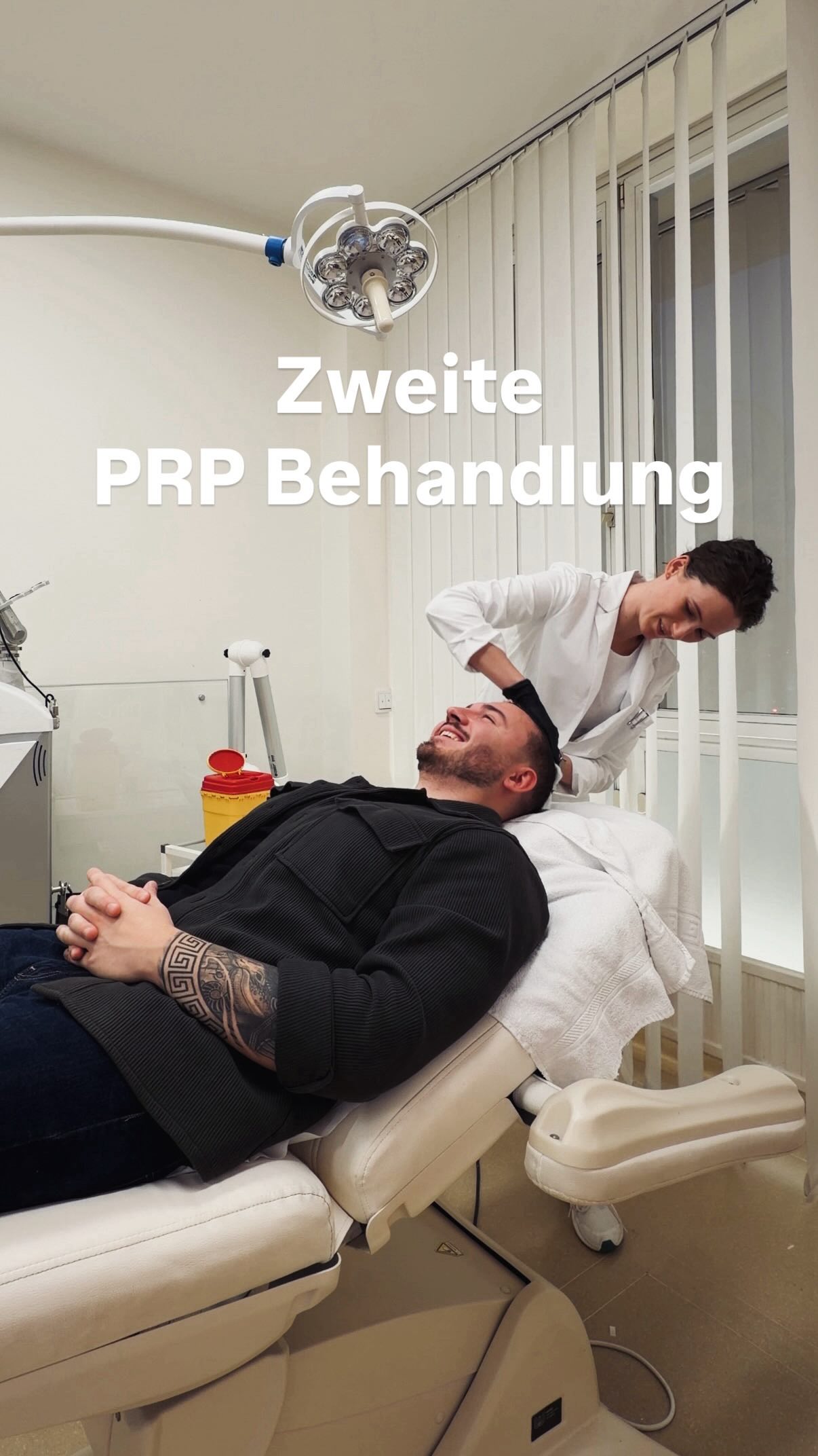 Moderner, heller Behandlungsraum im Dermacare Institut in Wien mit Fachpersonal